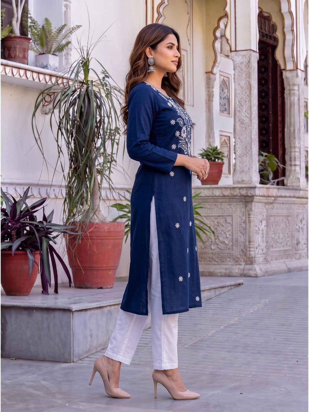 Women Navy Blue Floral Embroidered Kurta | U3S - view 2