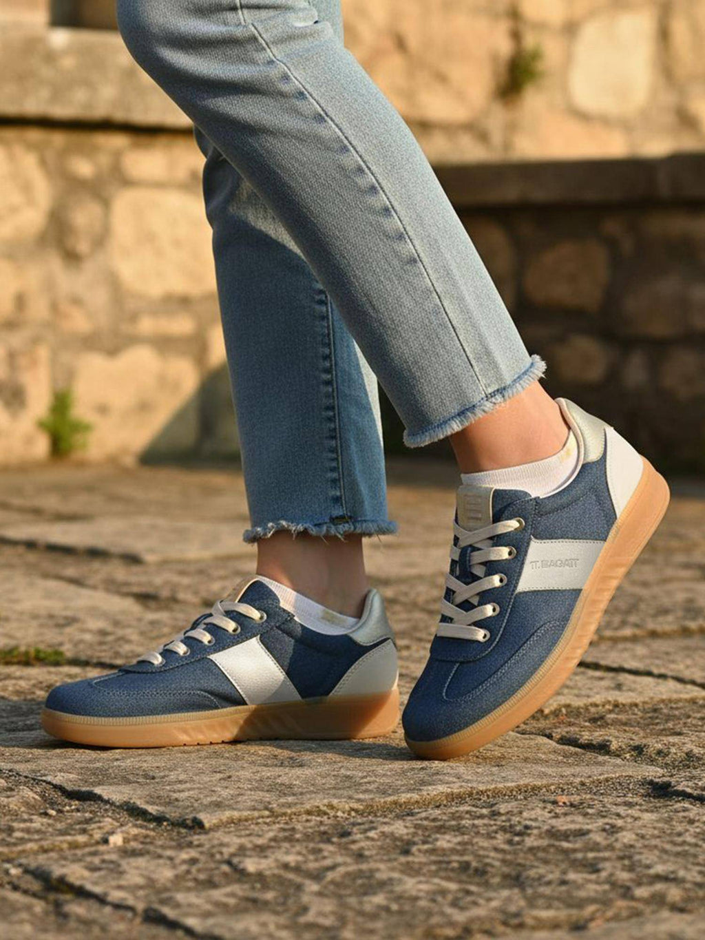 Blue Round Toe Low Top Pair Of Sneakers | SN09 - view 1