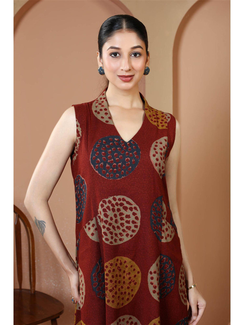 Maroon Printed Cotton A-Line Sleeveless V-Neck Kurta | U3S - view 4
