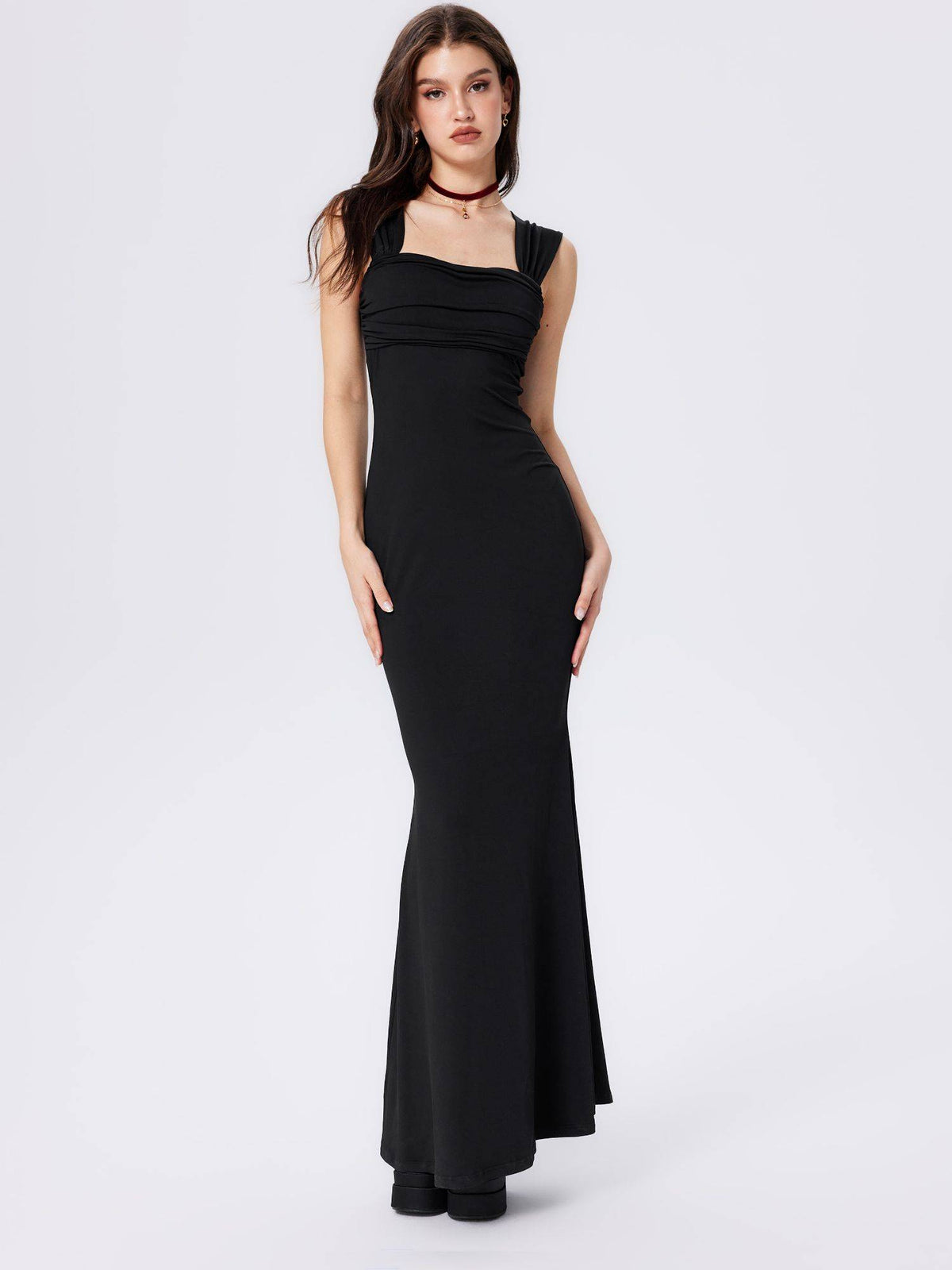 Black Solid Scoop Neck Maxi Dress | D56 - view 1