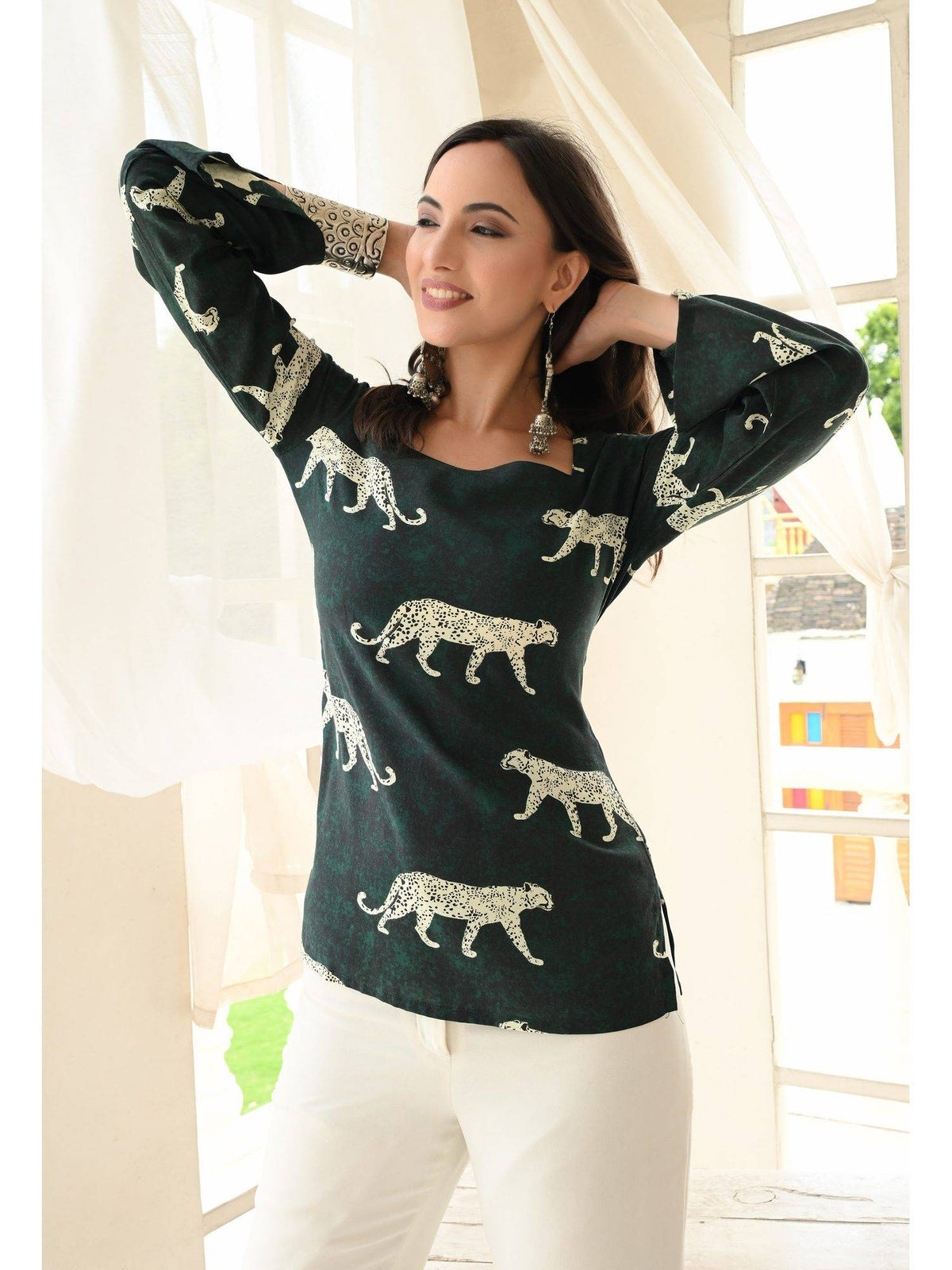 Women Rayon Printed Square Neck Straight Green Kurta | U3S - view 3