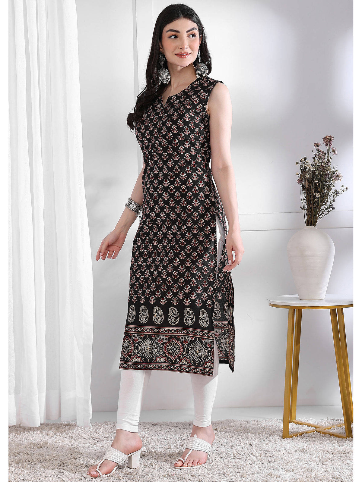 Women Black Floral Kurta | U3S - view 4