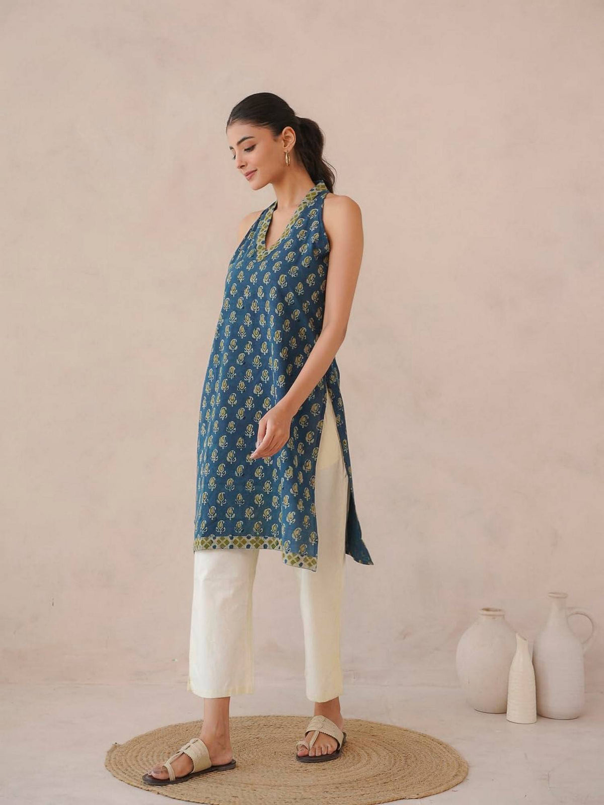 Women Indigo V-Neck Sleeveless Kurta | U3S - view 3