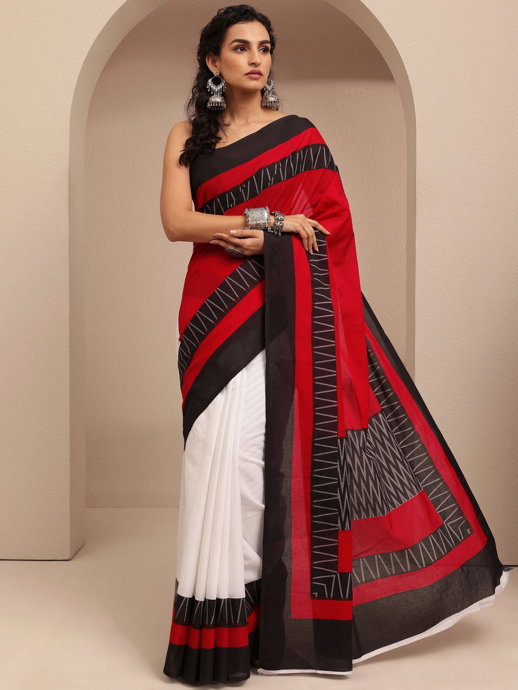 Libas Red Solid Cotton Saree With Unstitched Blouse Piece