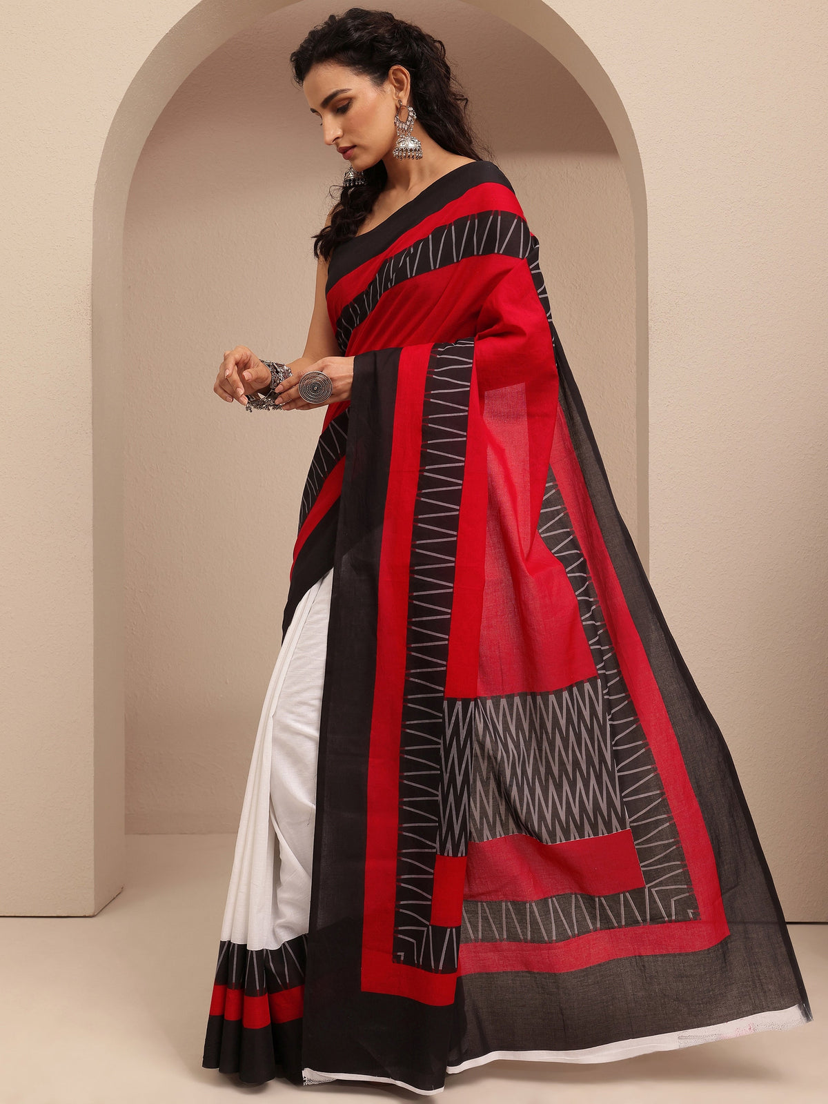 Libas Red Solid Cotton Saree With Unstitched Blouse Piece