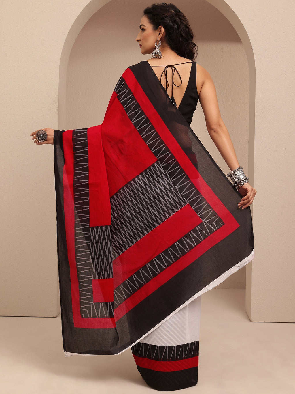 Libas Red Solid Cotton Saree With Unstitched Blouse Piece