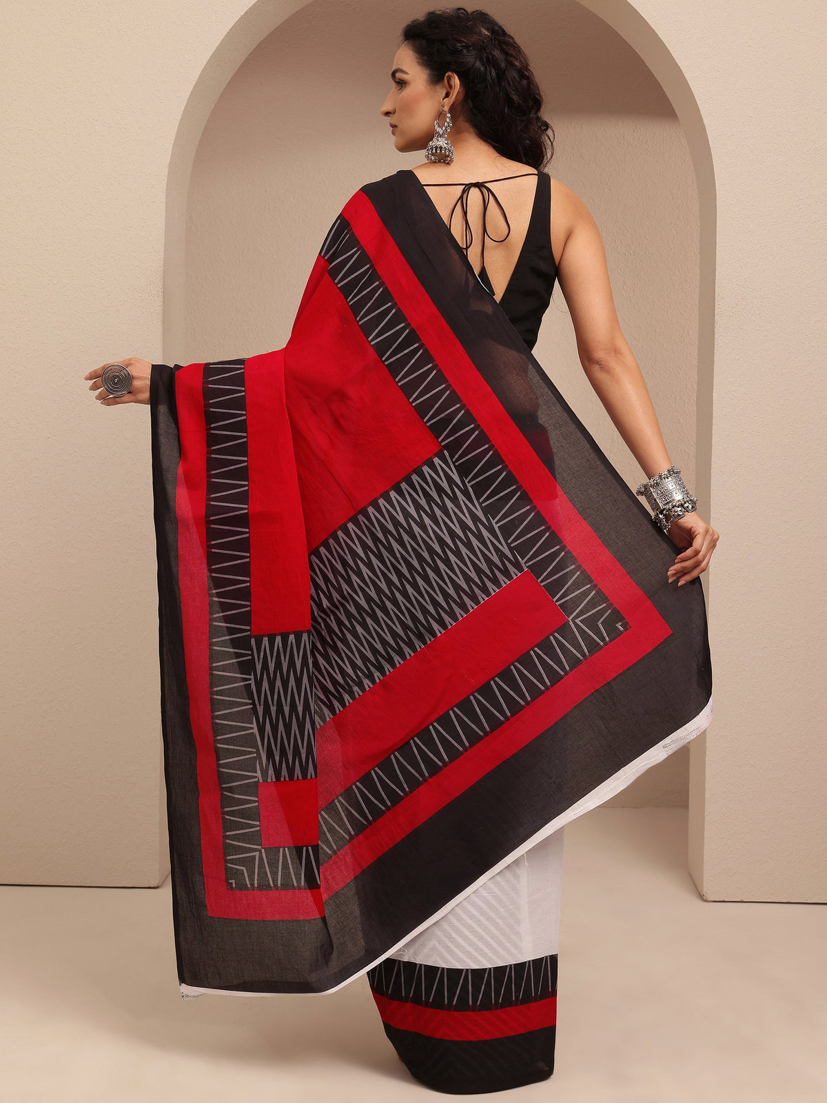 Libas Red Solid Cotton Saree With Unstitched Blouse Piece