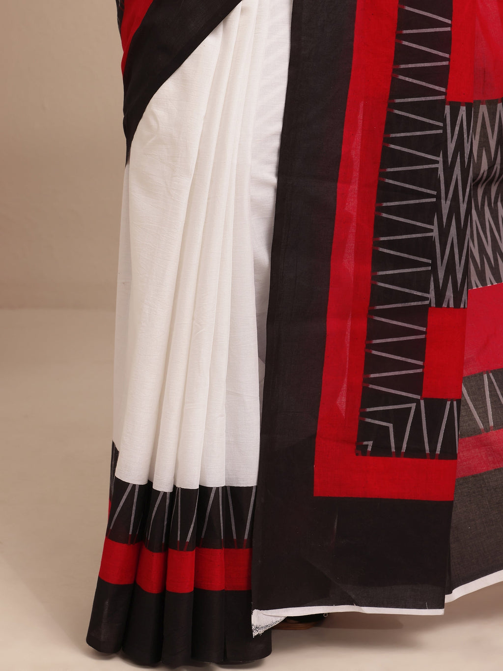 Libas Red Solid Cotton Saree With Unstitched Blouse Piece