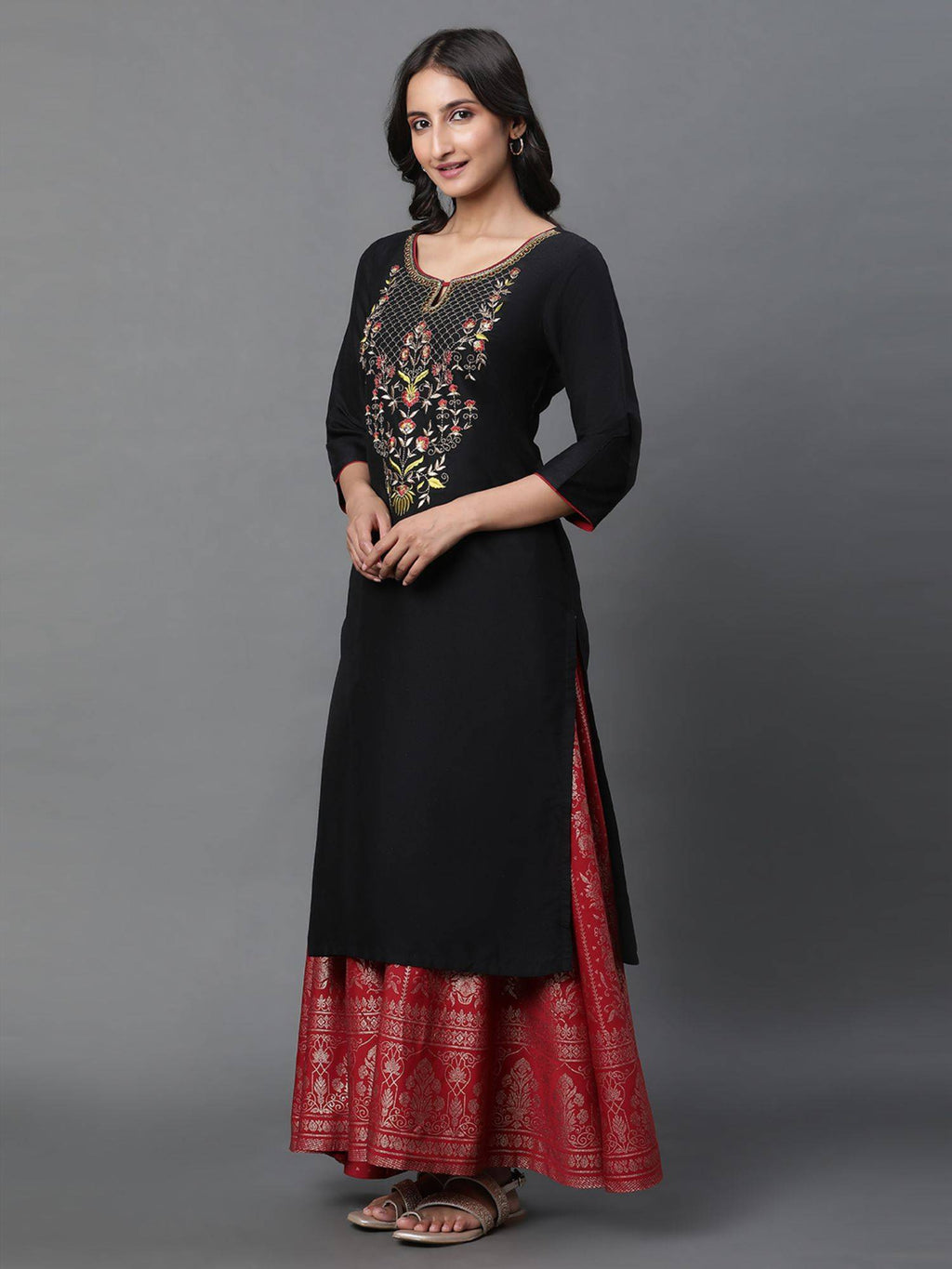 Women Navy Blue Embroidered Three Fourth Sleeves Round Neck Kurta | KDG - view 10
