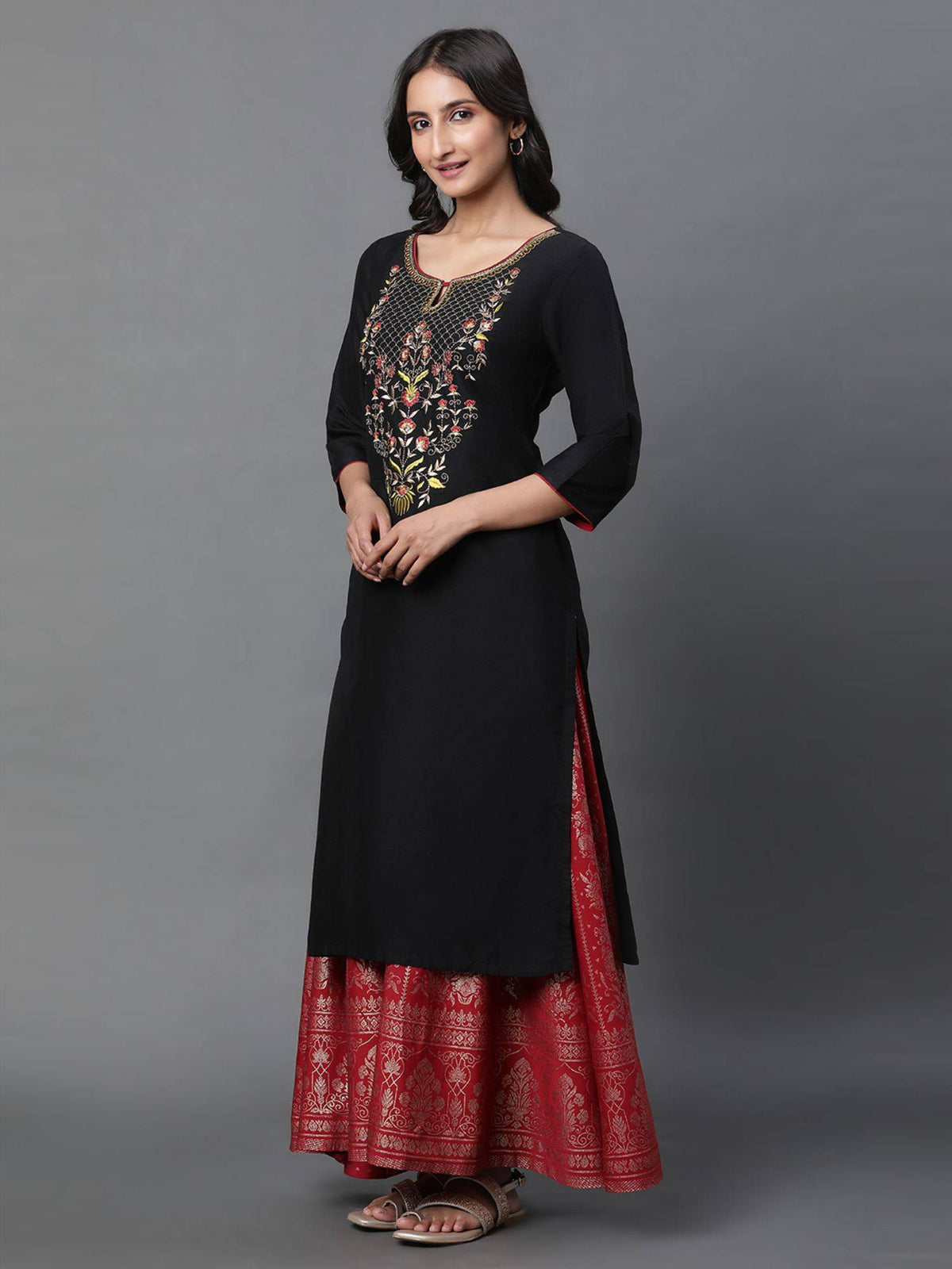 Women Navy Blue Embroidered Three Fourth Sleeves Round Neck Kurta | FY93 - view 10