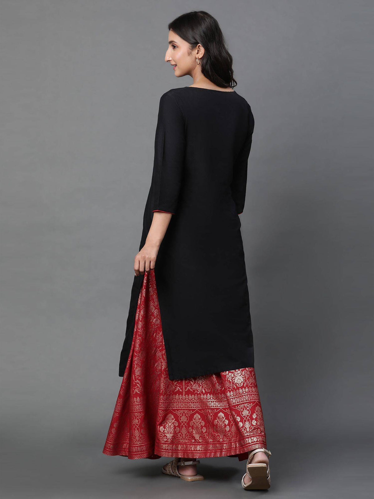 Women Navy Blue Embroidered Three Fourth Sleeves Round Neck Kurta | FY93 - view 11