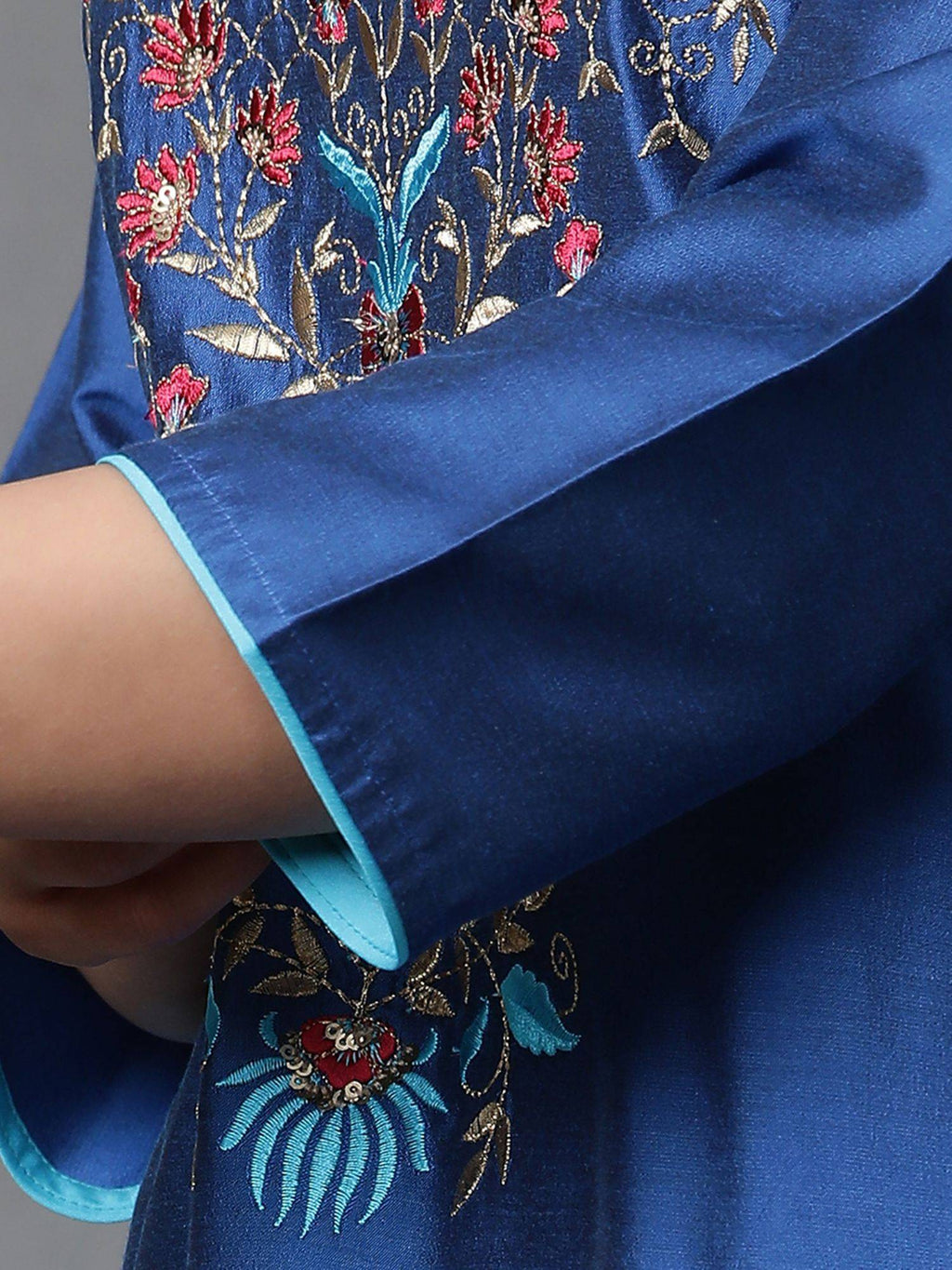 Women Navy Blue Embroidered Three Fourth Sleeves Round Neck Kurta | FY93 - view 7