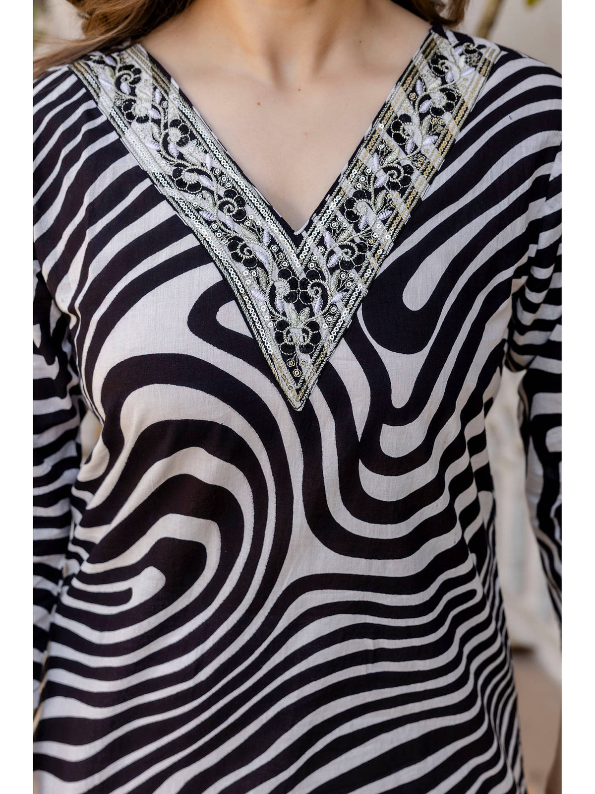 Black and White Cotton Printed Embroidered Kurta | FY93 - view 3