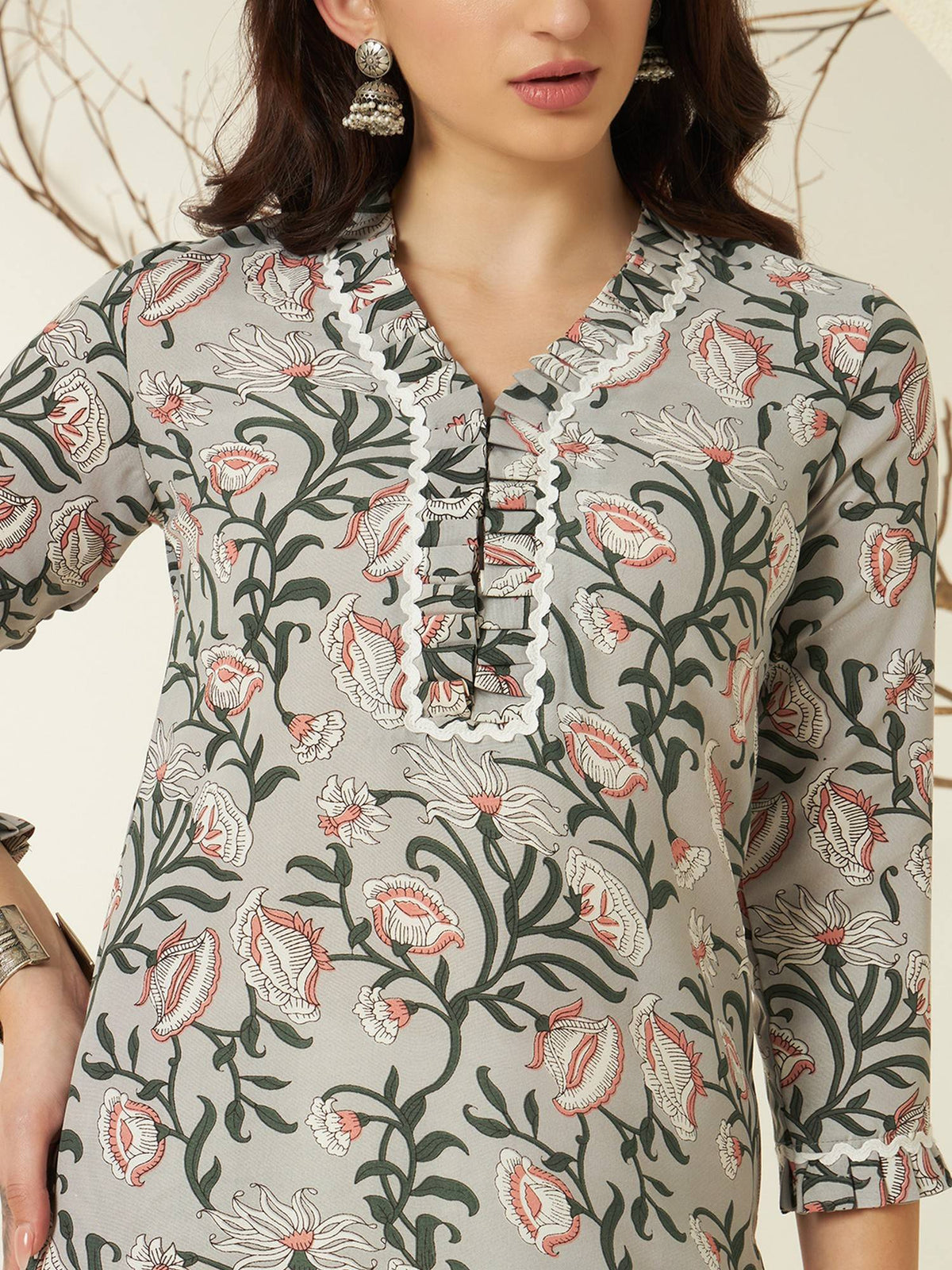 Women Grey Floral Printed Straight Kurta | U3S - view 3