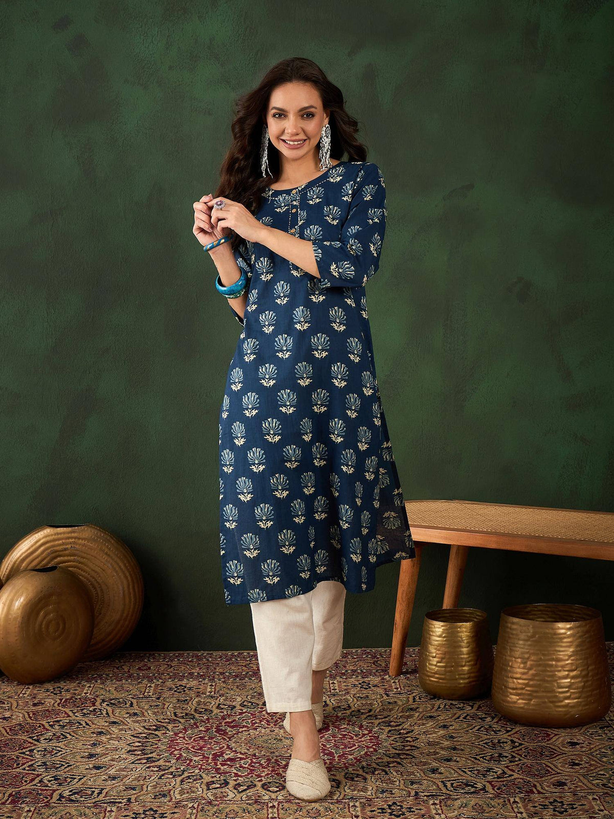 Women Navy Blue & Off White Floral Printed Straight Kurta | U3S - view 1