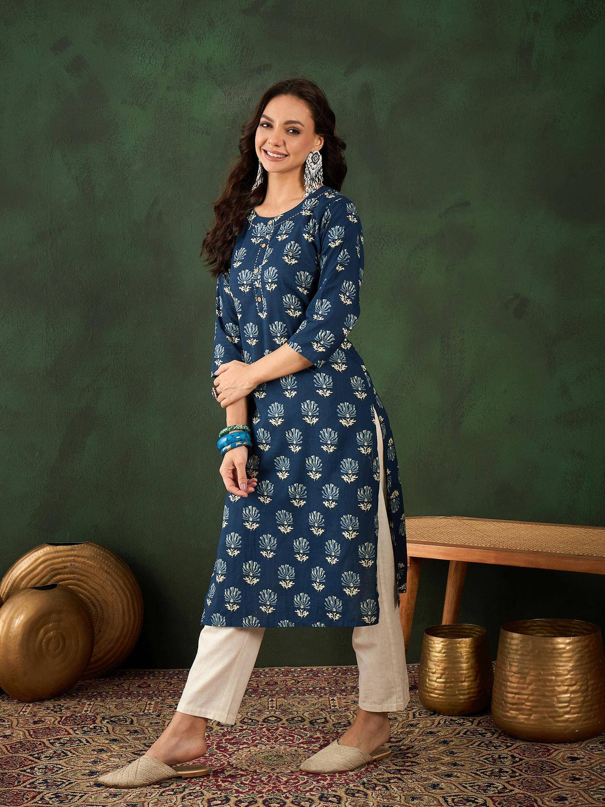 Women Navy Blue & Off White Floral Printed Straight Kurta | U3S - view 3