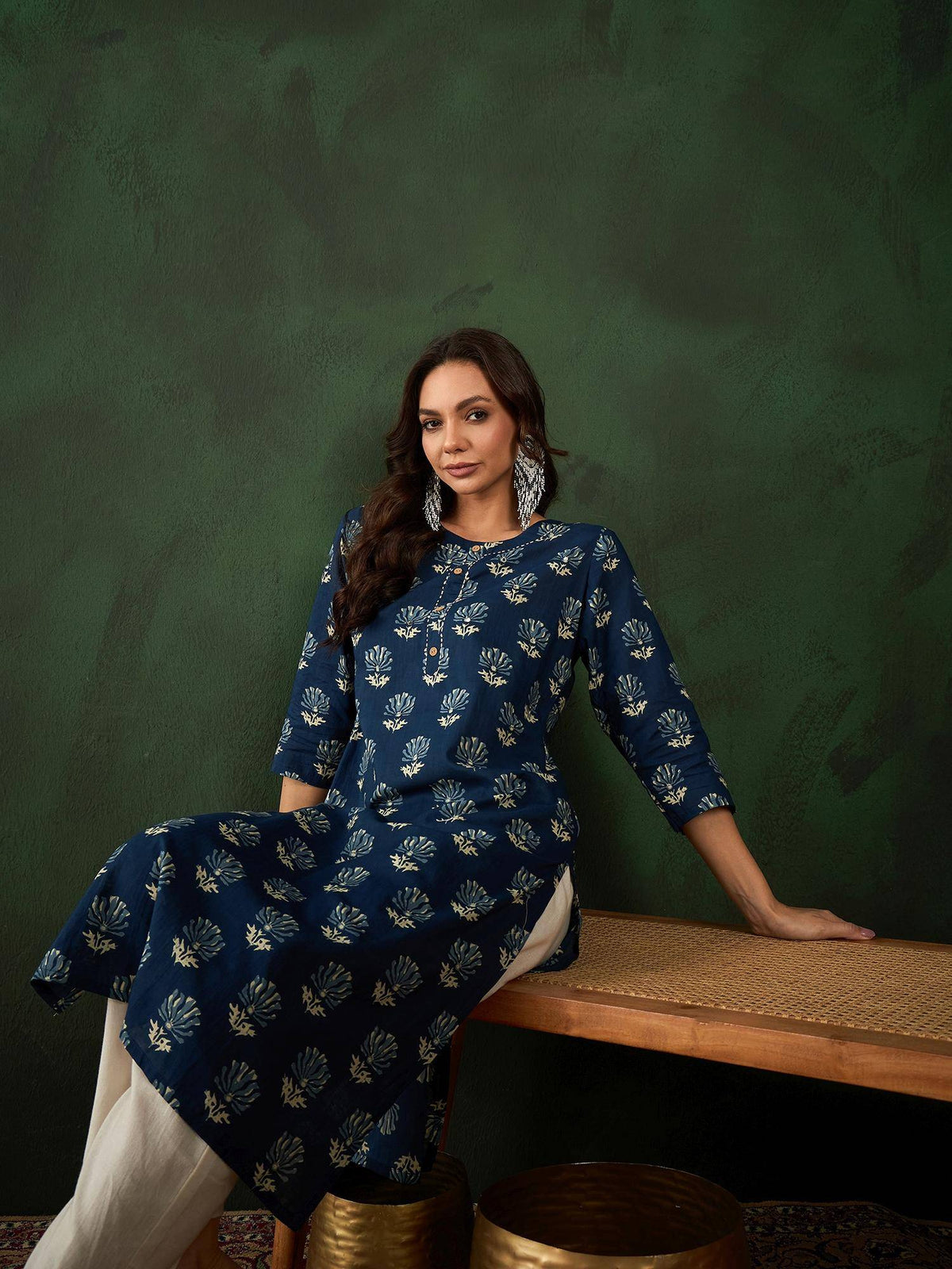Women Navy Blue & Off White Floral Printed Straight Kurta | U3S - view 4
