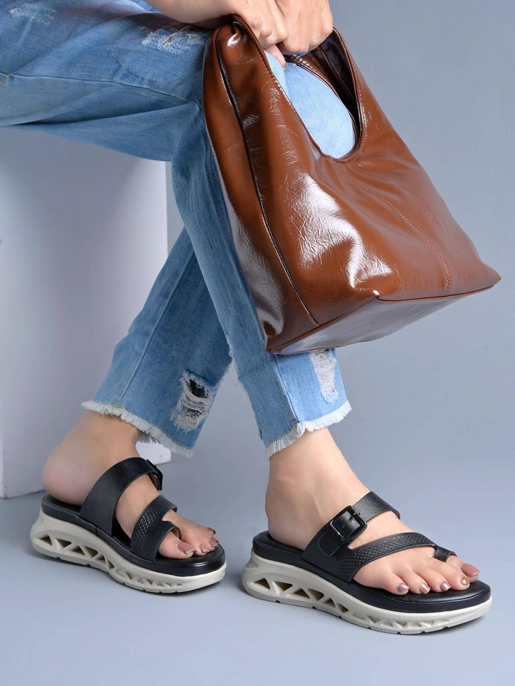 Women Black Comfort Orthopaedic Toe-Loop Sandals | SD89 - view 2