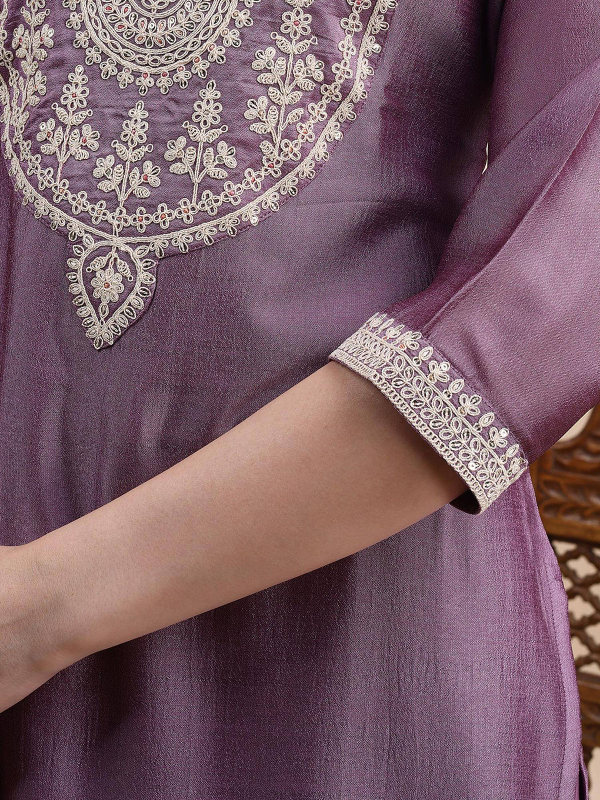 Women Lavender Silk Blend Embroidered Straight Kurta | KDG - view 5
