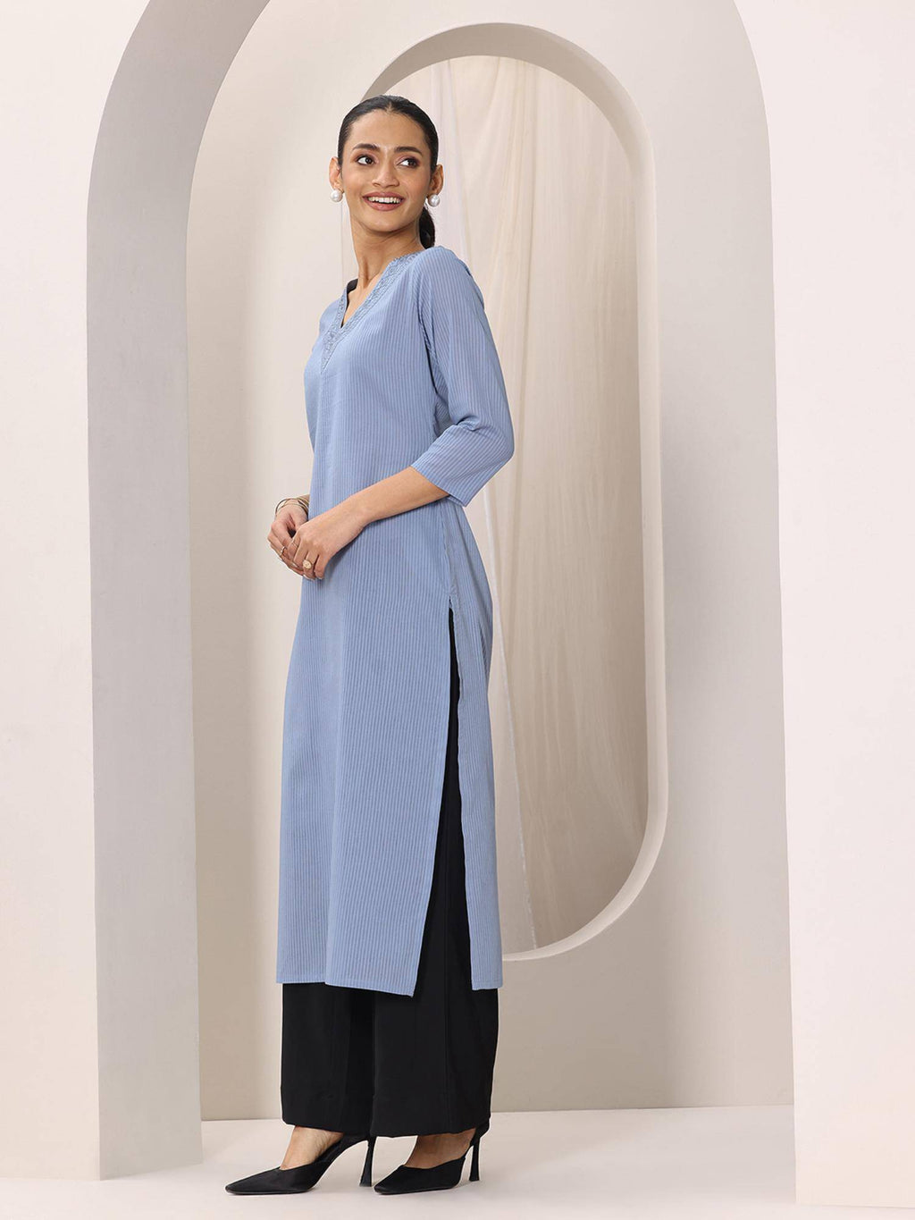 Women Striped Cotton Straight Kurta | U3S - view 2