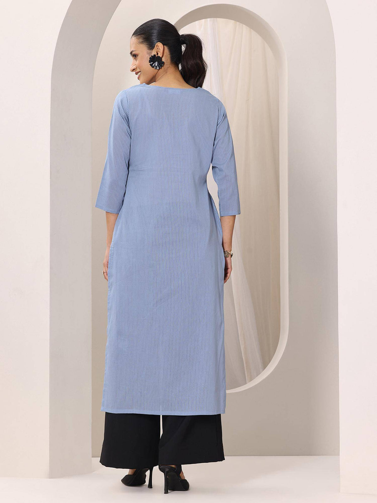 Women Striped Cotton Straight Kurta | U3S - view 3
