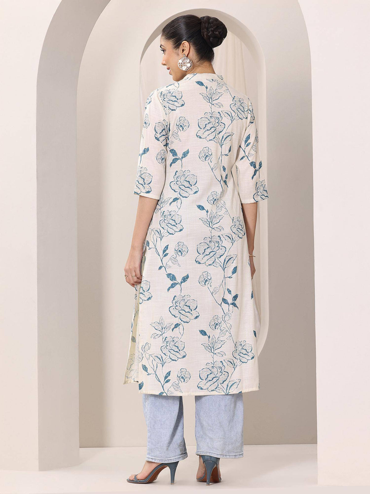 Plus Size Women Plus Size Women Printed Cotton Blend Straight Kurta | U3S - view 3