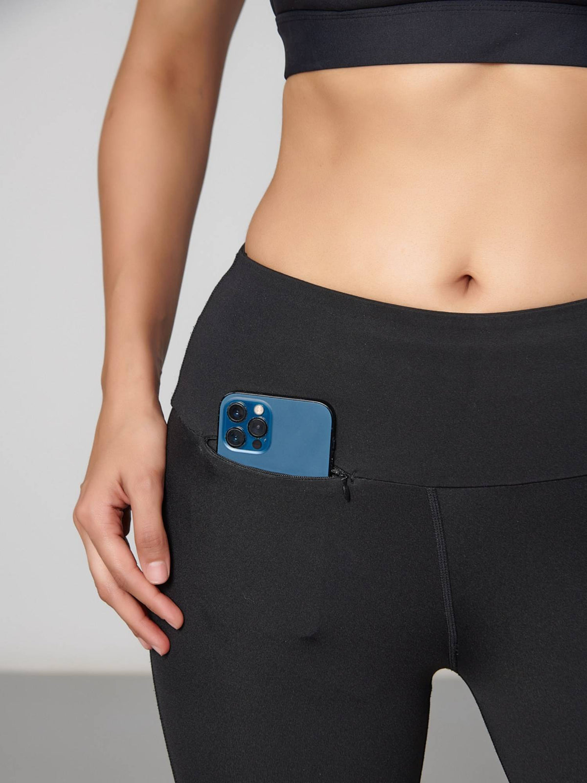 Women Black Flared Leggings With Pocket | L90 - view 4