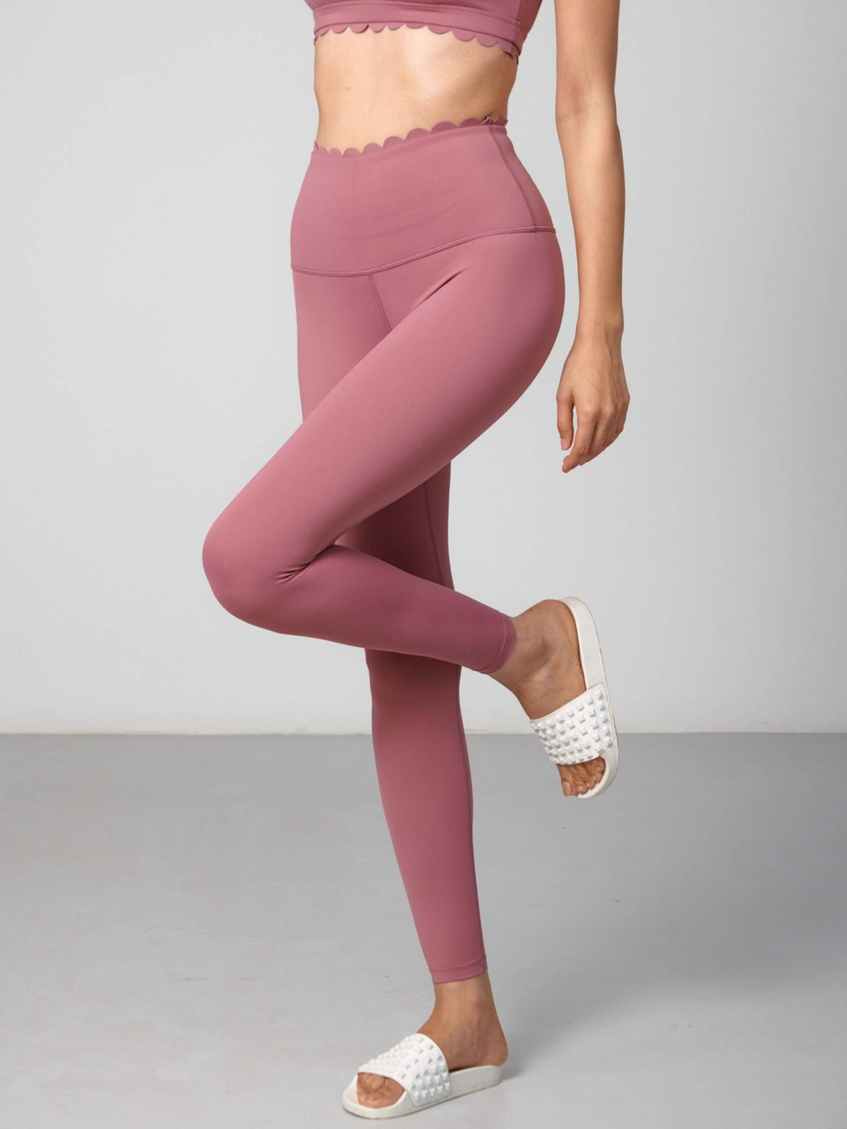 Women Scallop Edge Berry Leggings | L90 - view 2