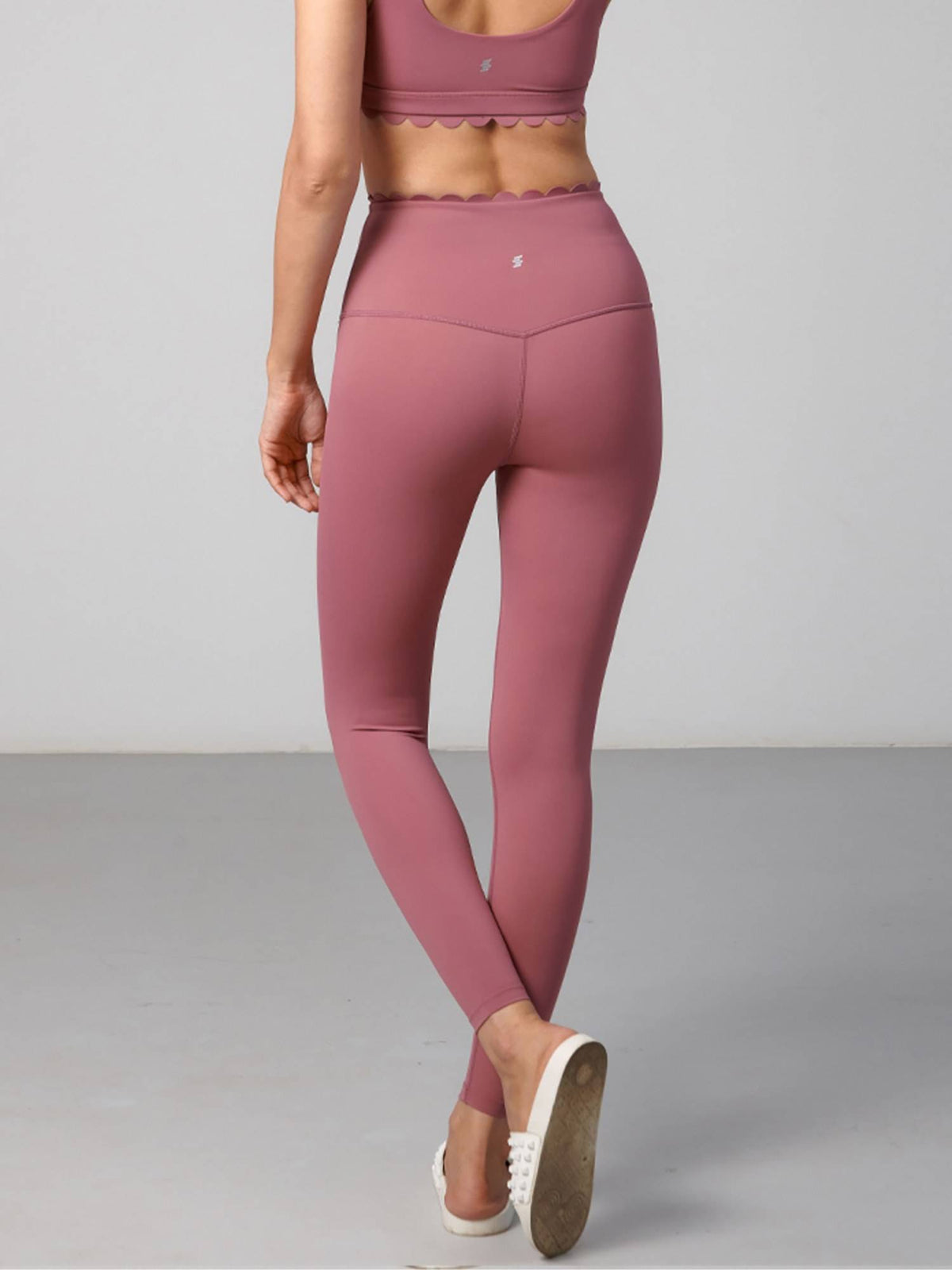 Women Scallop Edge Berry Leggings | L90 - view 3