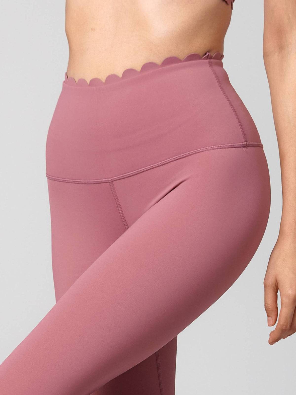 Women Scallop Edge Berry Leggings | L90 - view 4