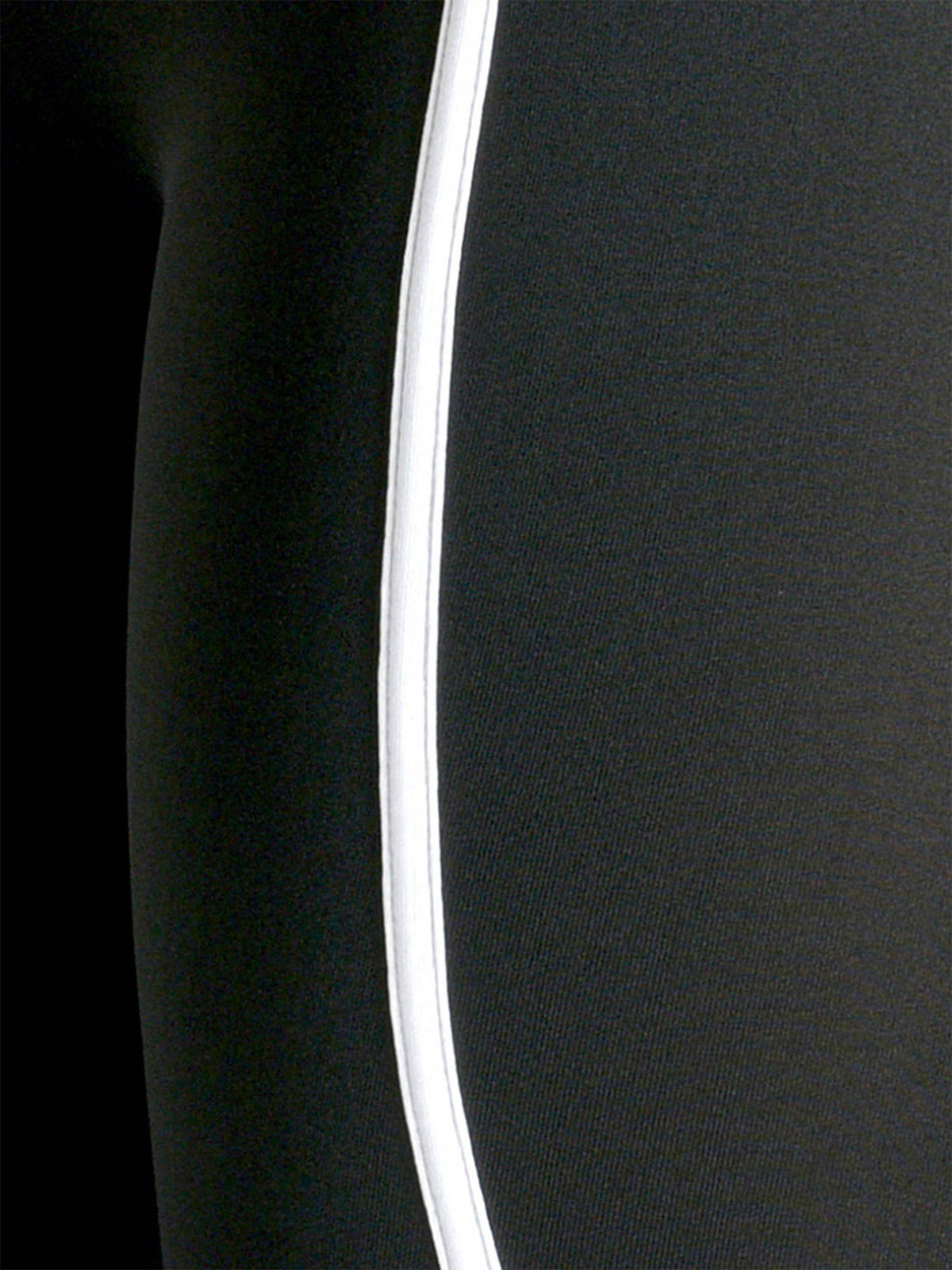 Curvy Capri Sports Legging - Black | L90 - view 5